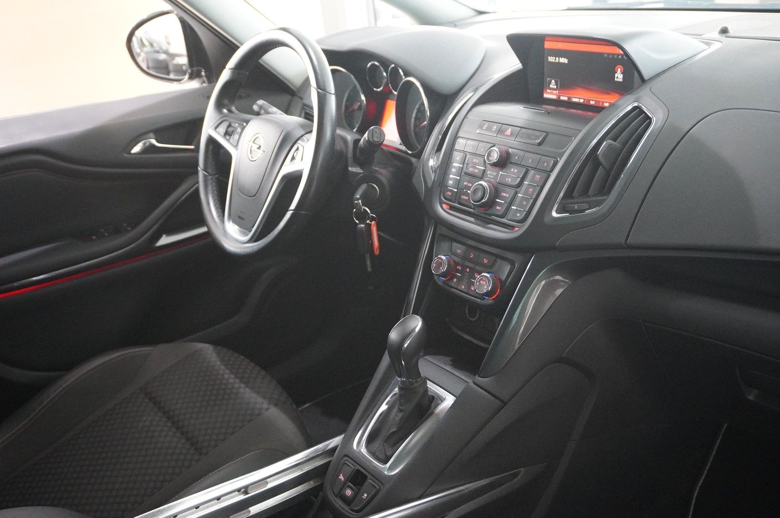 Fahrzeugabbildung Opel Zafira Tourer 1.4T INNOV. 7-SITZER NAVI/KAMERA