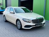 Mercedes-Benz E 200 d T *TAXI*1.HAND*PDC*LED*LEDER*W213* - Mercedes-Benz mit Diesel-Antrieb: Beige, Luftfederung, Kombi