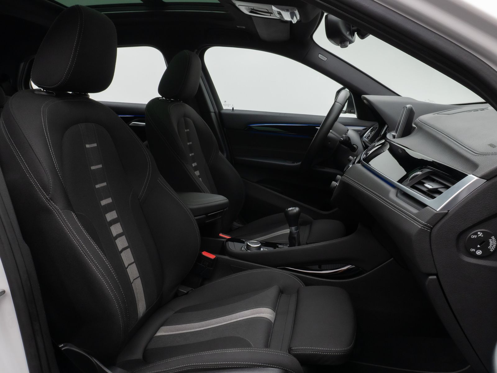 Fahrzeugabbildung BMW X2 sD18i Panorama Kamera DAB HiFi Komfort MSport