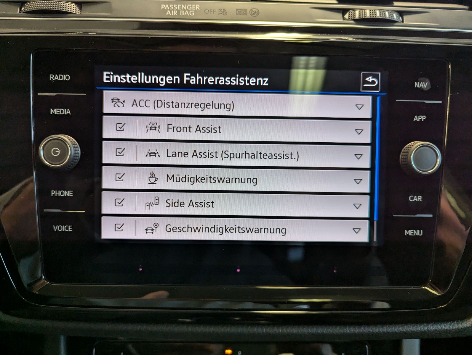 VW Touran 2.0 DSG R-Line High. Pano 7-Si IQ.Drive A - Image 33