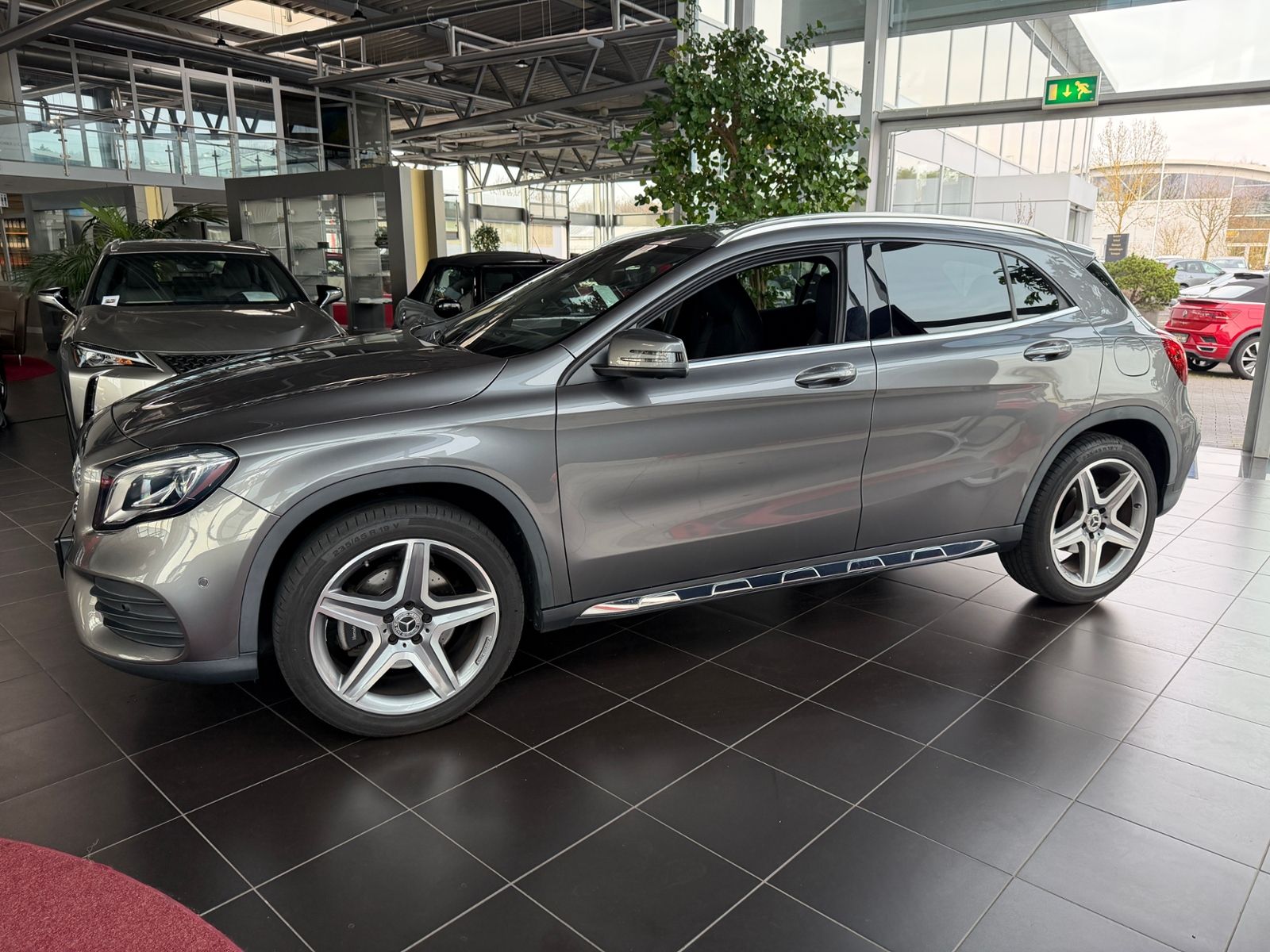 Fahrzeugabbildung Mercedes-Benz GLA 250 4Matic AMG-Line 360° LED SHZ NAVI