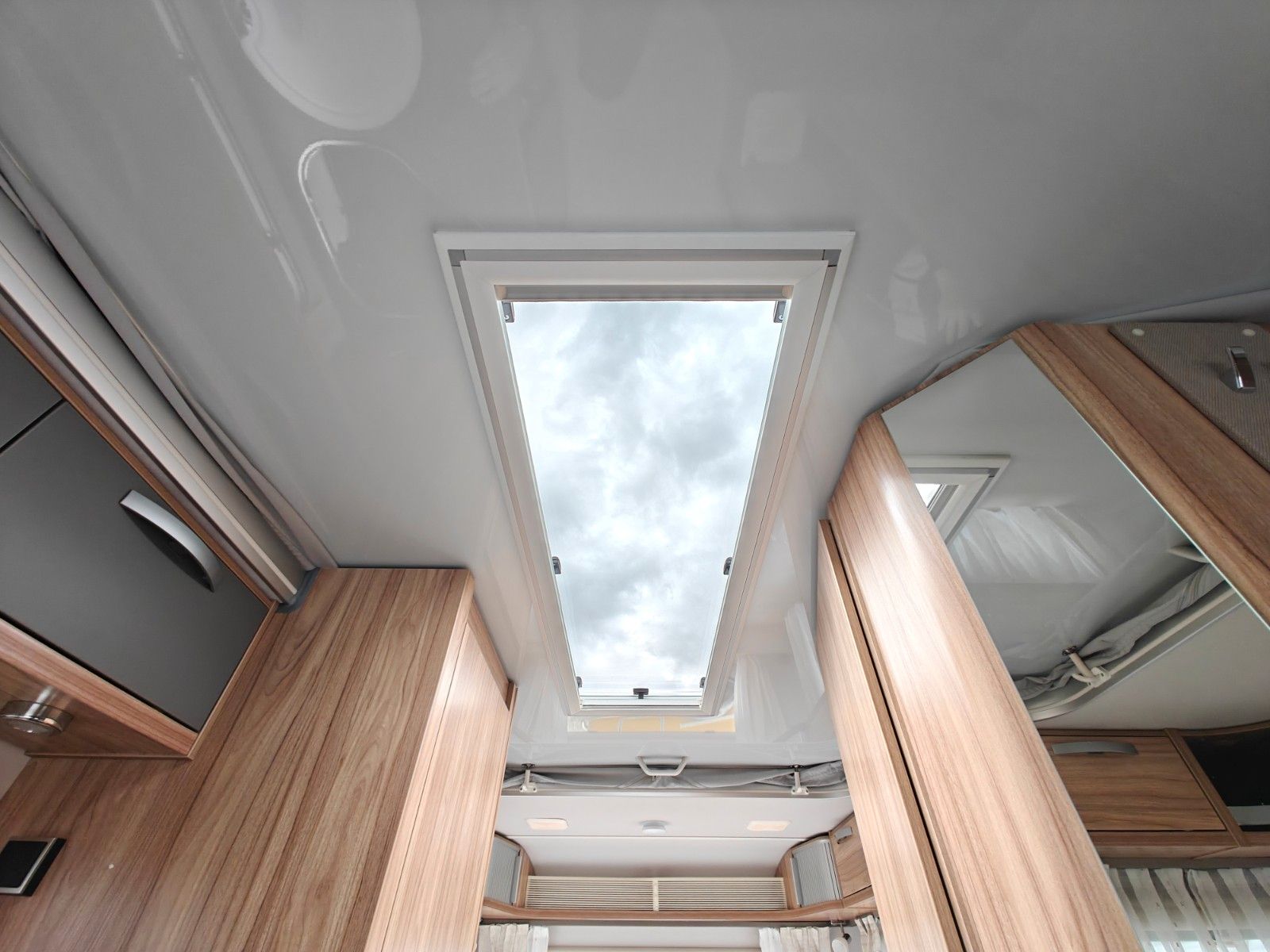 Fahrzeugabbildung HYMER / ERIBA / HYMERCAR Feeling 470 Elegance - JETZT 6.683€ SPAREN !!!