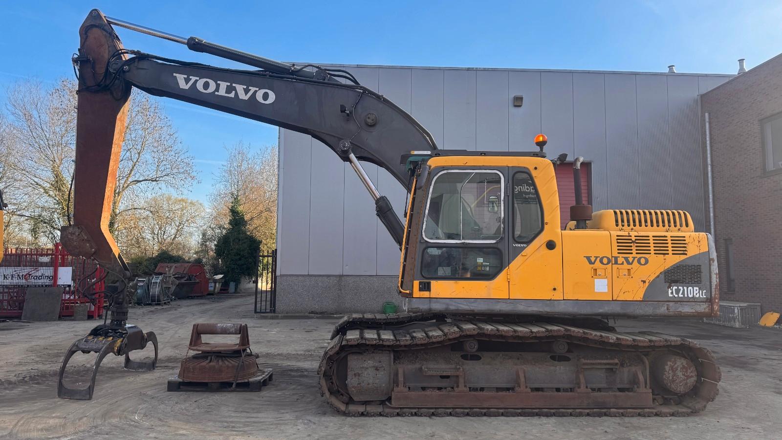 Volvo EC210BLC with grab and magnet
