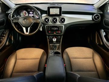 Fahrzeugabbildung Mercedes-Benz GLA 200 Style *Navi *PDC *1.Hand