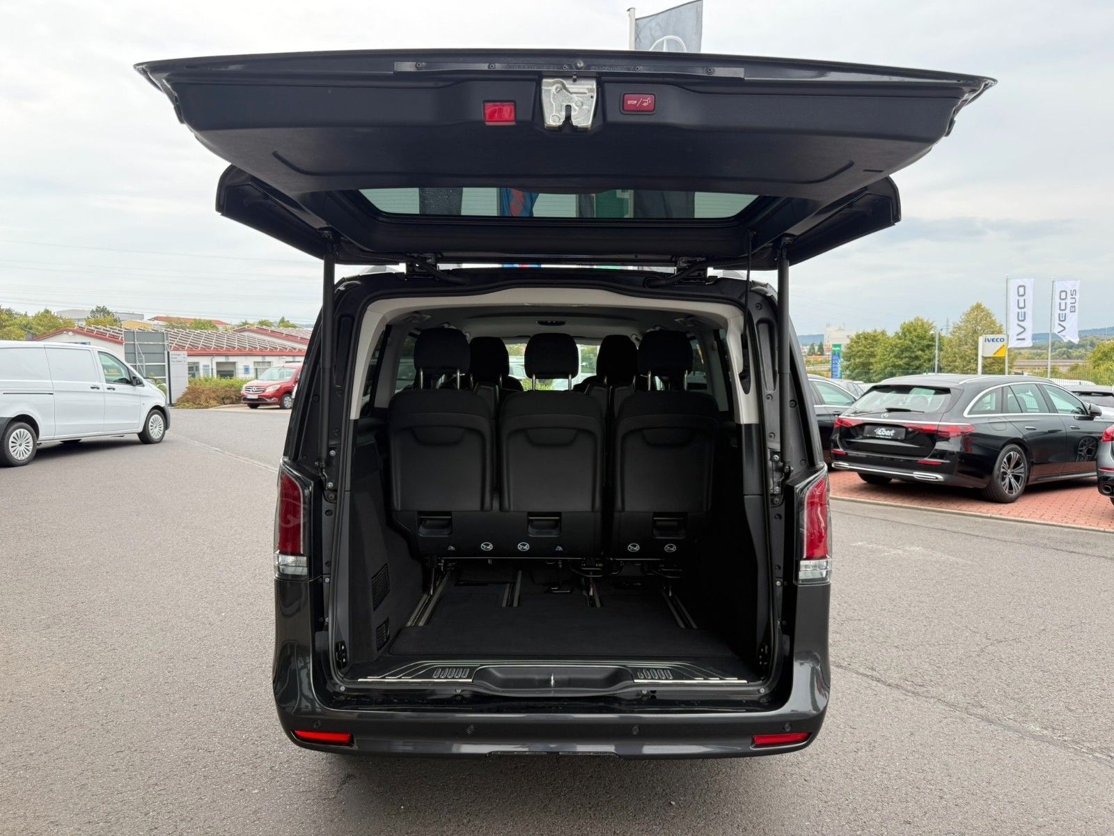 Fahrzeugabbildung Mercedes-Benz V 300 d STYLE 4MATIC AHK2,5t DISTRONIC MULTIBEAM