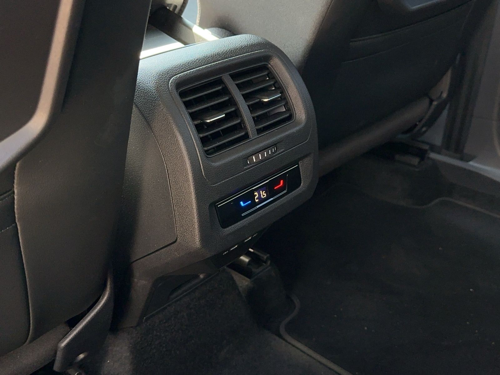 Fahrzeugabbildung Volkswagen Touran 2.0 TDI Move 7-Sitzer DSG Matrix ACC 17"
