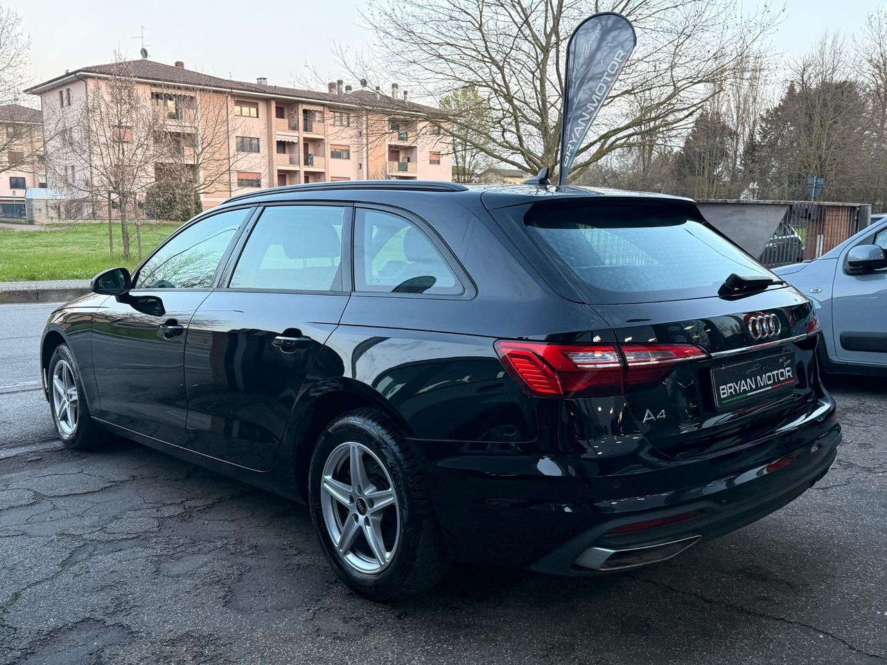 Audi A4 Avant 30 TDI/136 CV S tronic Business Ad imagem 3