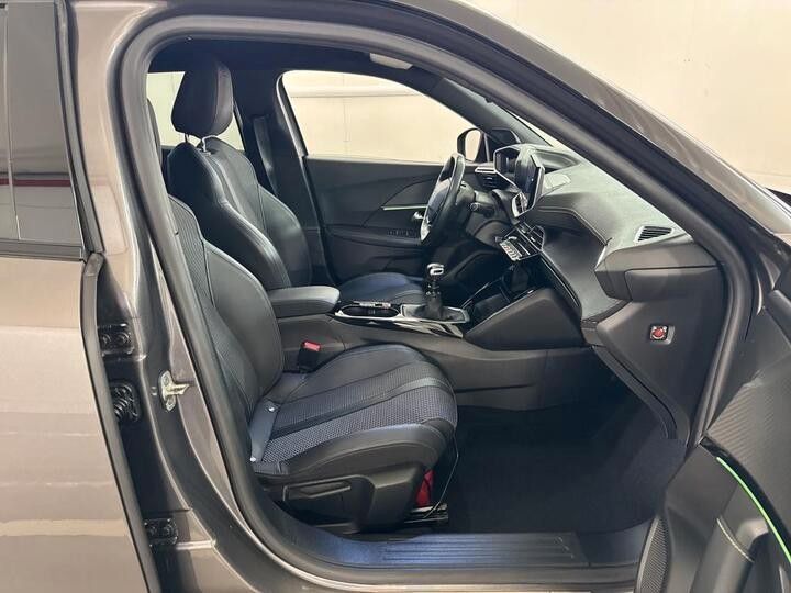 Fahrzeugabbildung Peugeot 2008 GT 1.2PURETECH NAVI KAMERA PDC ACC 1.HAND