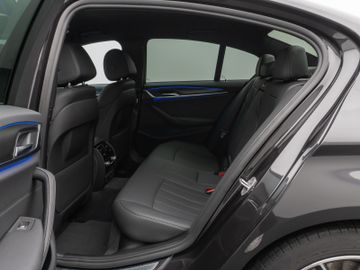 Fahrzeugabbildung BMW 520d M Sport  Kamera HUD DAB HiFi AHK DisplayKey