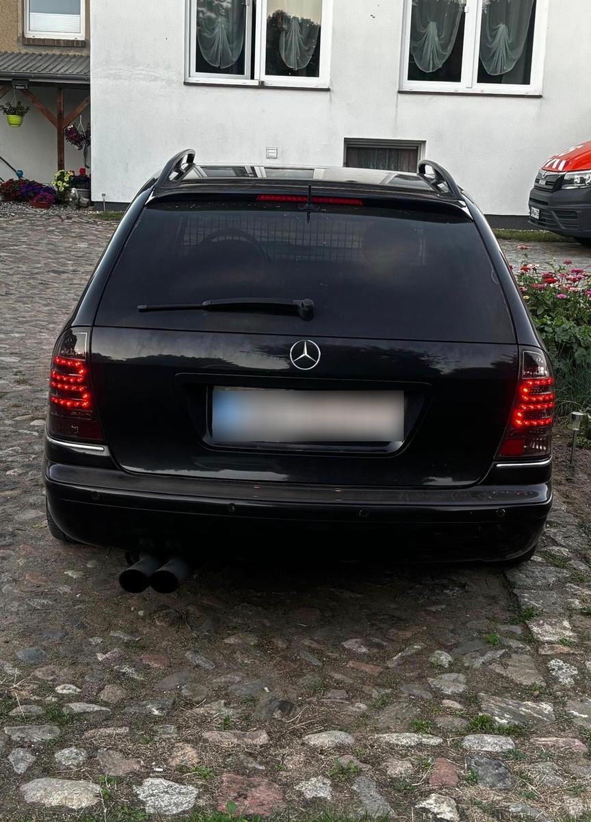 Mercedes-Benz C320 2005 — interior