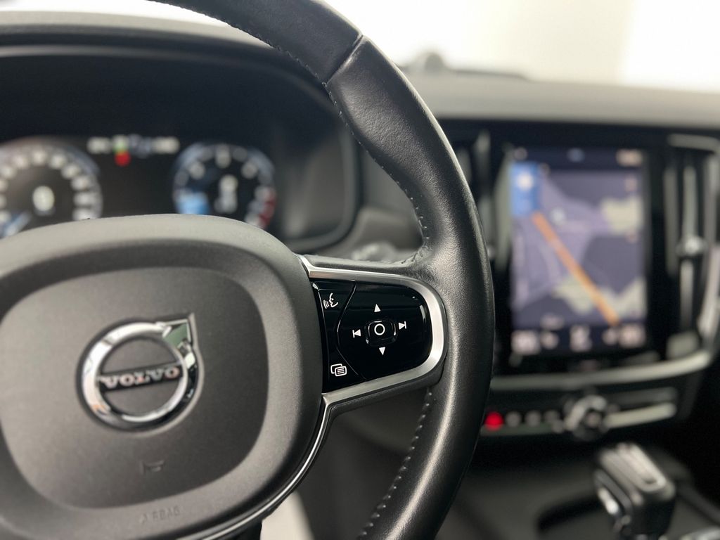 VOLVO V90 Cross Country D5 ALLRAD / 1.HD /235PS /B&W VOLVO V90 Cross Country D5 ALLRAD / 1.HD /235PS /B&W