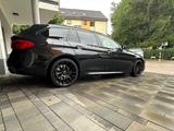 BMW 540i xDrive Touring A/Harman/Pano/Softclose - BMW 540 von privat