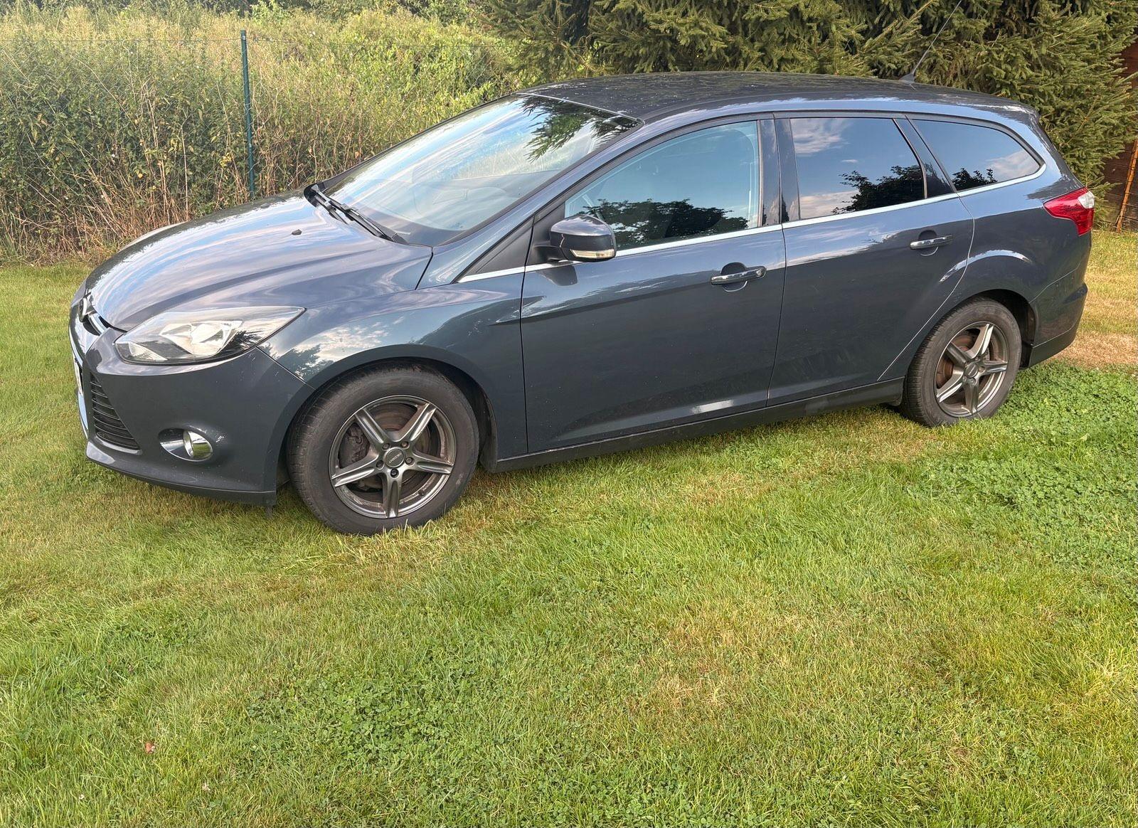 Ford Focus 2013 — rear view