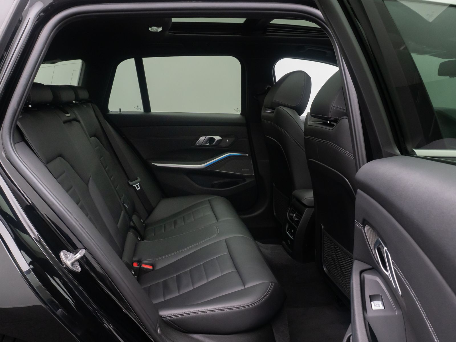 Fahrzeugabbildung BMW 330e M Sport Panorama DAB HUD 360&deg; H/K 19Zoll