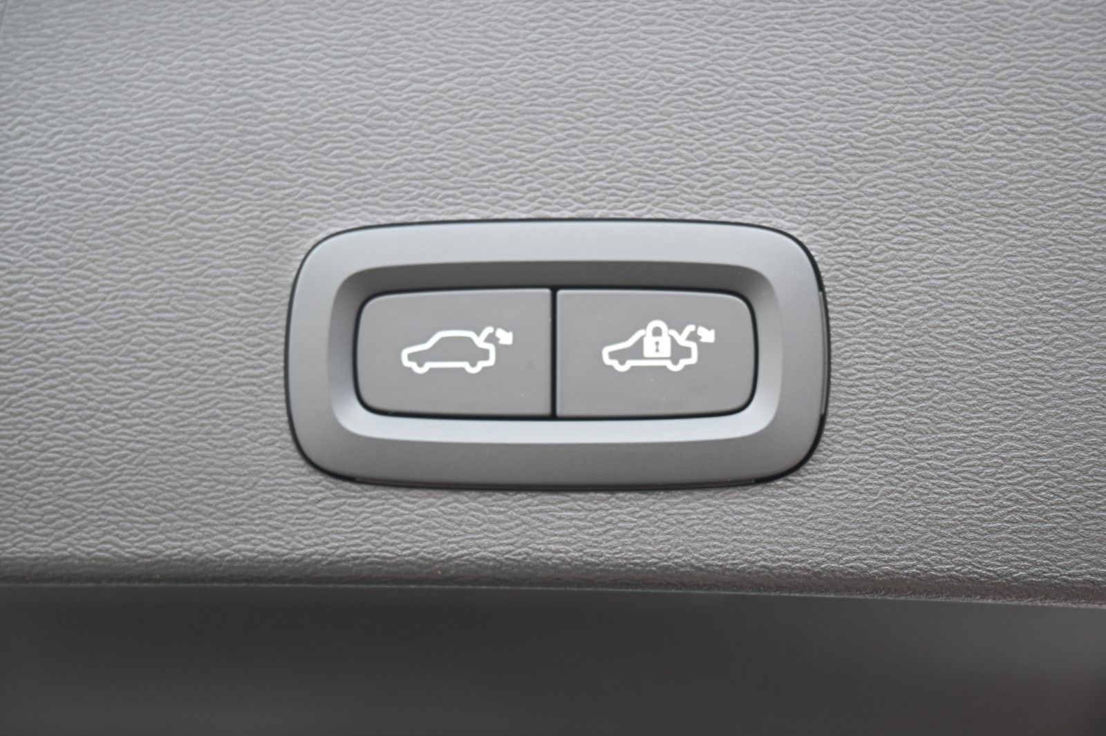 Fahrzeugabbildung Volvo XC40 B4 DKG Ultra Dark*PANO*360°*ACC*AHK