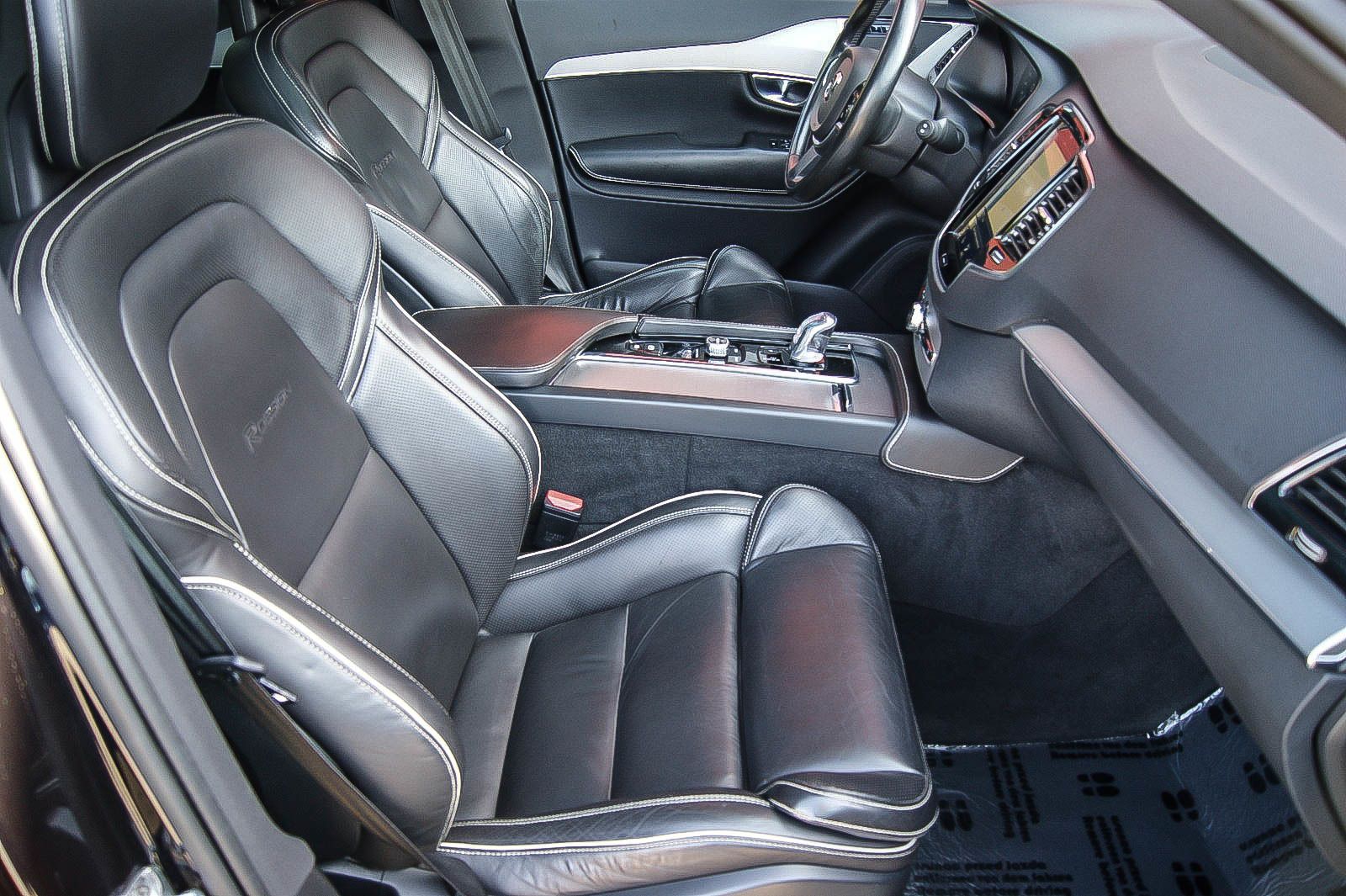 Fahrzeugabbildung Volvo XC90 T8 Hybrid R-DESIGN AWD 22-ZOLL STANDHEIZUNG