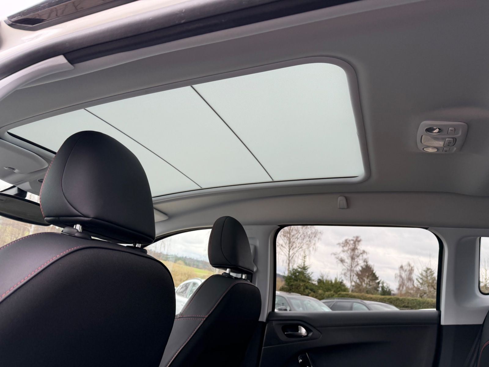 Fahrzeugabbildung Peugeot 2008 GT Line°Automatik°AHK°Pano°Kamera°Leder°