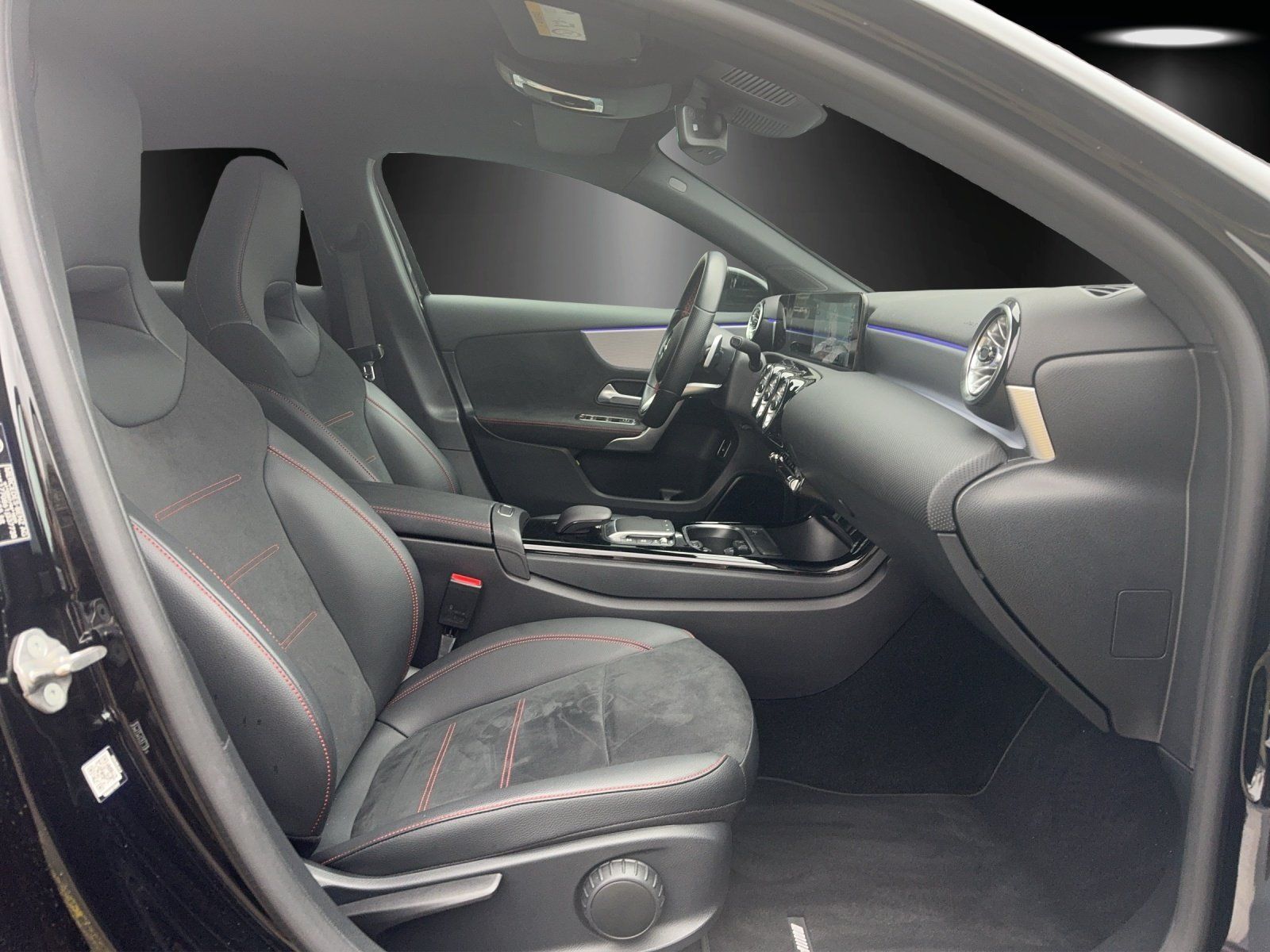 Fahrzeugabbildung Mercedes-Benz A250e AMG Pano MLED HighEndMBUX Busin AHK Kamera