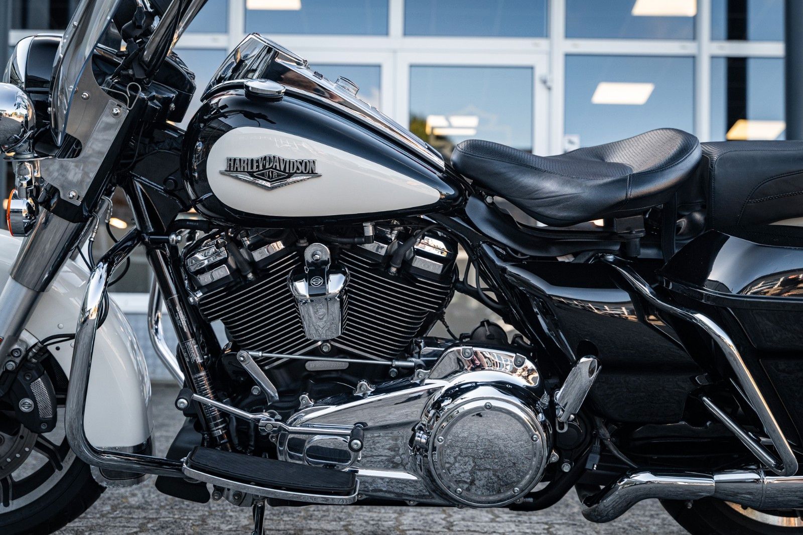 Fahrzeugabbildung Harley-Davidson ROAD KING POLICE FLHP TOURING - JEKILL&HYDE