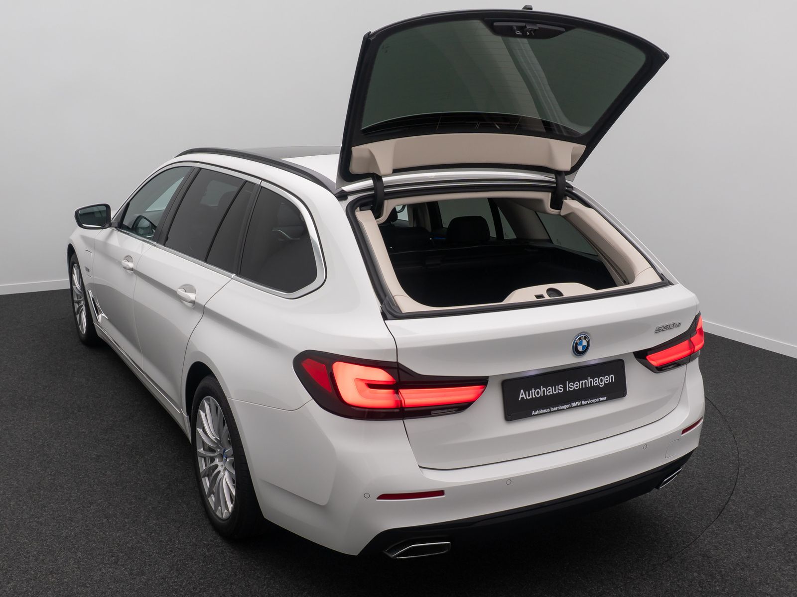 Fahrzeugabbildung BMW 530e HUD DAB Alarm Panorama HiFi Sport Leder