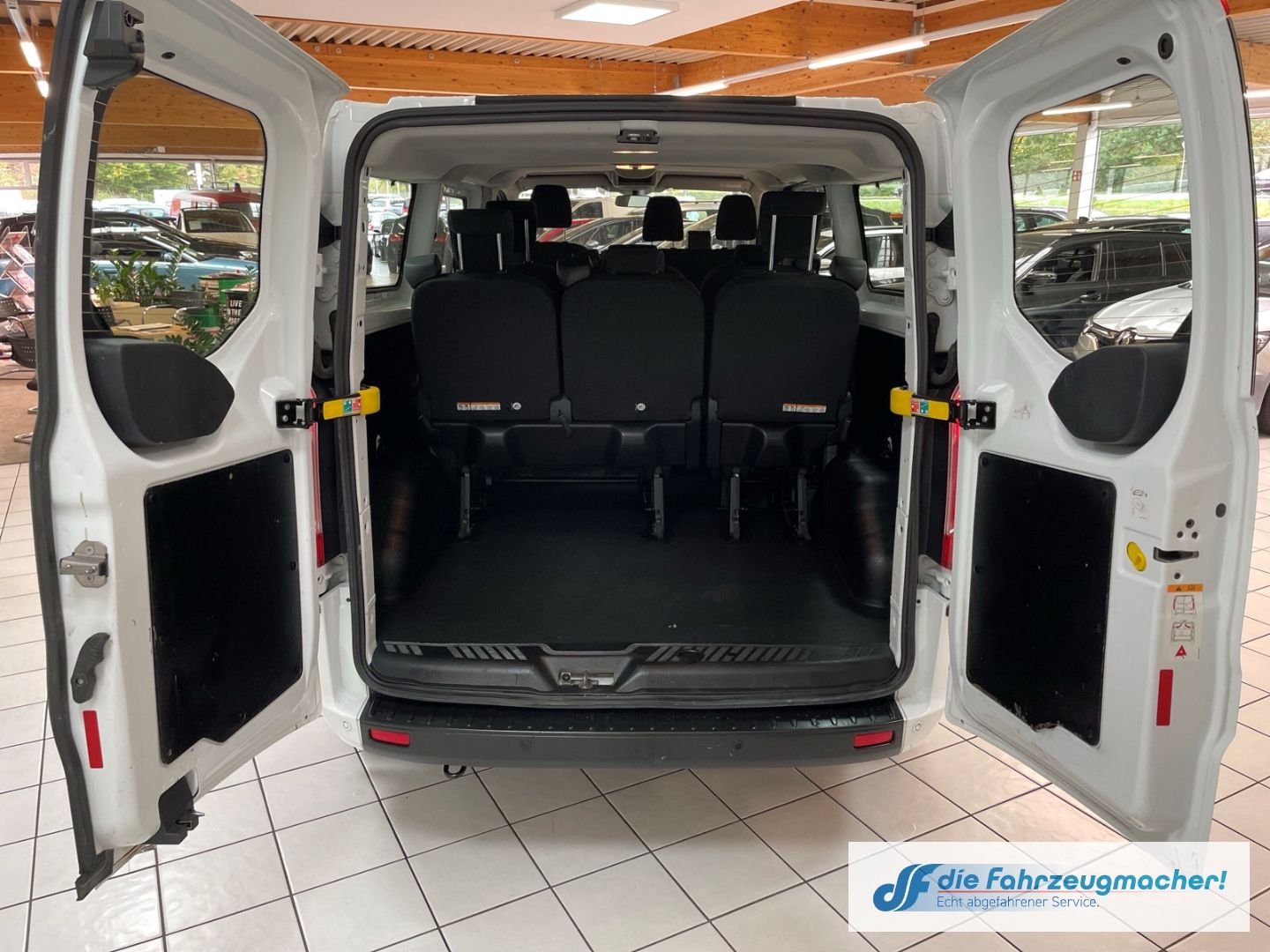 Fahrzeugabbildung Ford Transit Tourneo Kombi 320 L2 Trend Dyn. Kurvenli