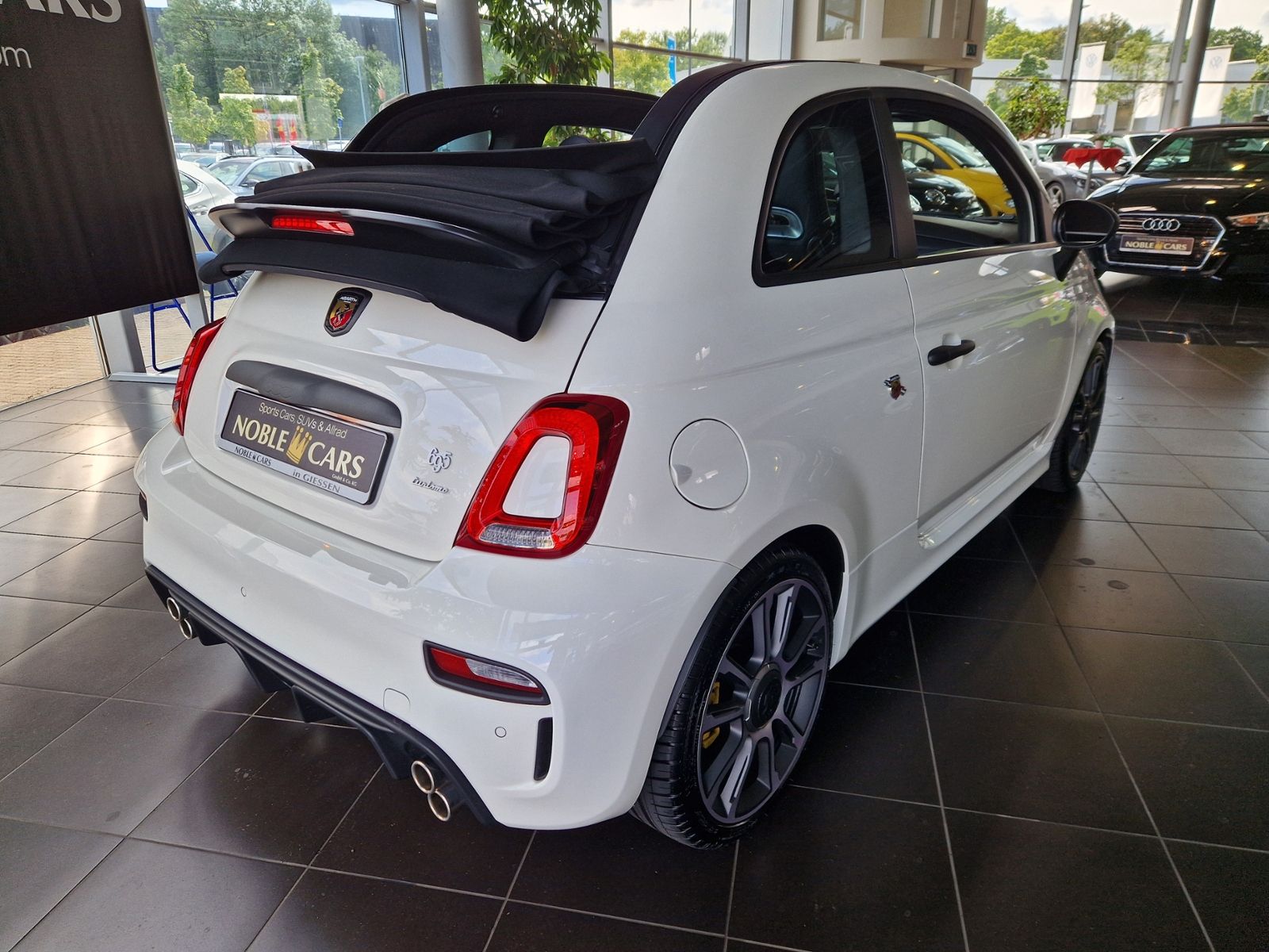 Fahrzeugabbildung Abarth 695C Turismo BEATS NAVI LEDER