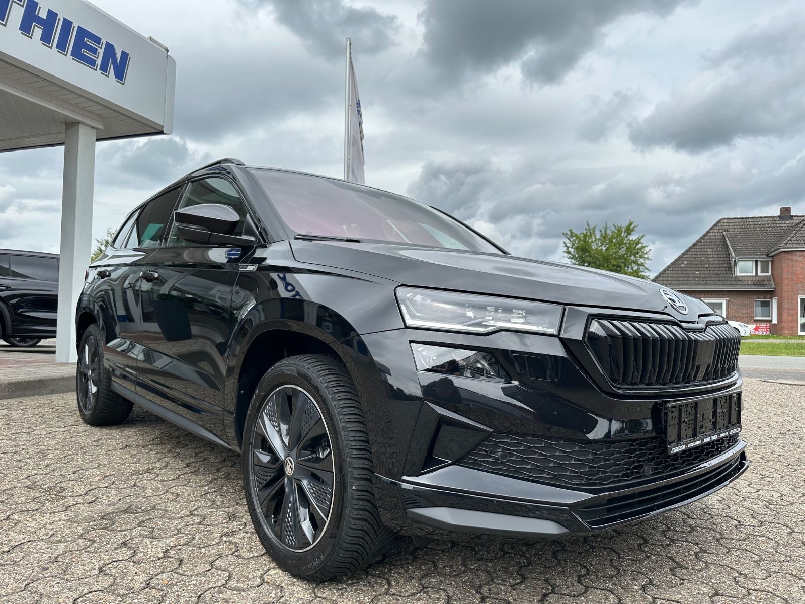 Fahrzeugabbildung SKODA Karoq 2.0 TSI Sportline 4x4 Pano/Matrix/ACC/Navi