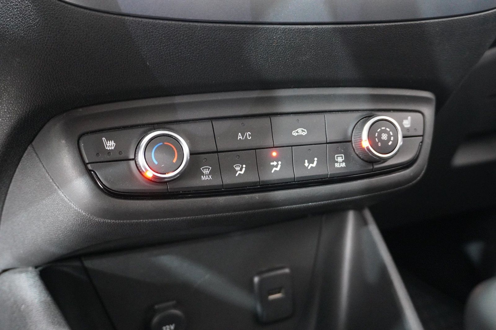 Fahrzeugabbildung Opel Crossland (X) 1.2 EDITION NAVI/LED/SHZ/PDC/TEMP.