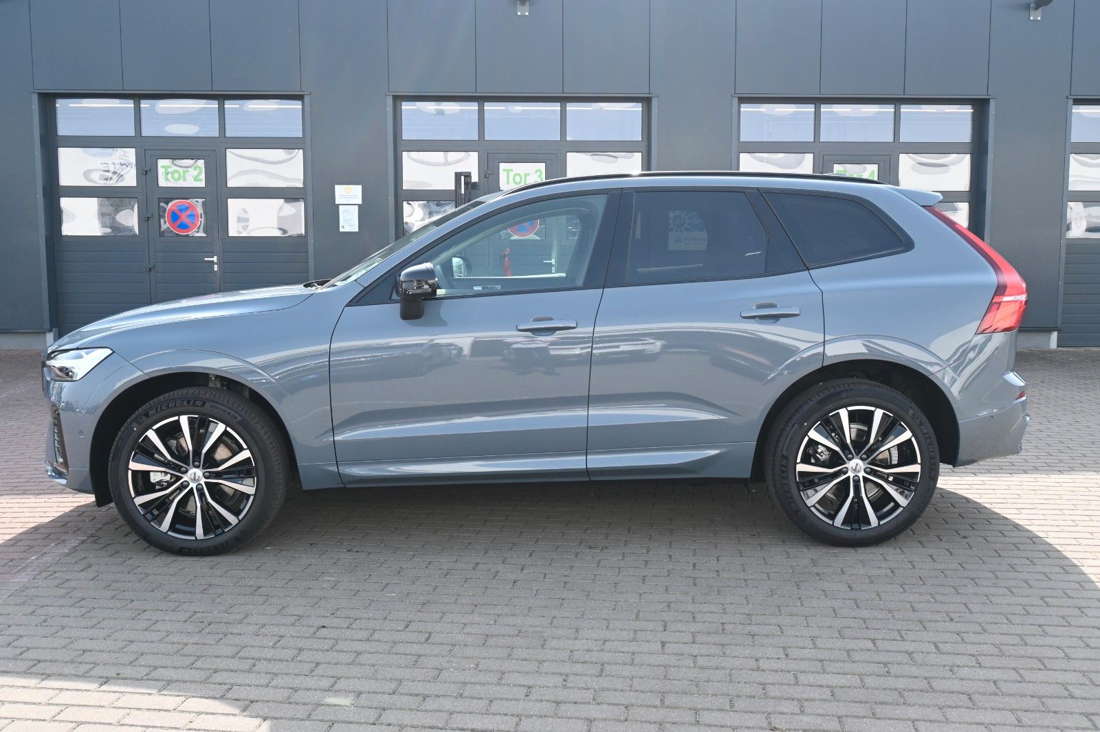 Fahrzeugabbildung Volvo XC60 B4 D AWD Plus Dark*H&K*STDHZG*360°*ACC*AHK