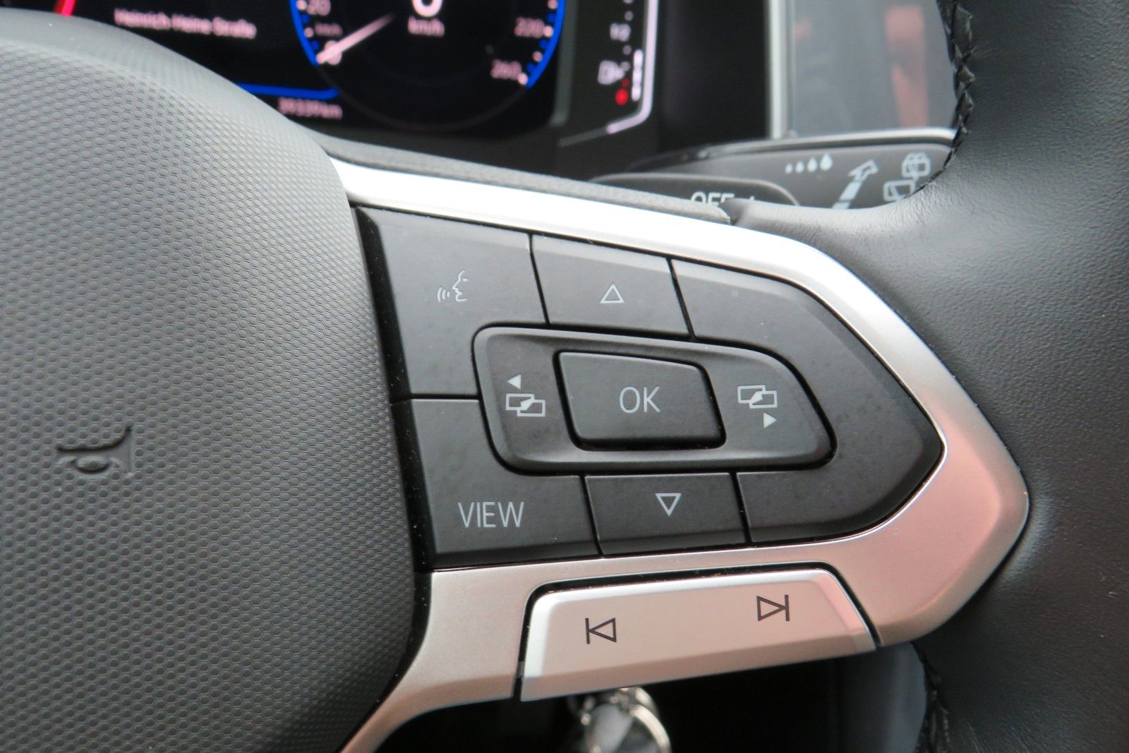 Fahrzeugabbildung Volkswagen T-Roc Style ACC APP MASSAGE SITZH. 17`KAMERA 1.H