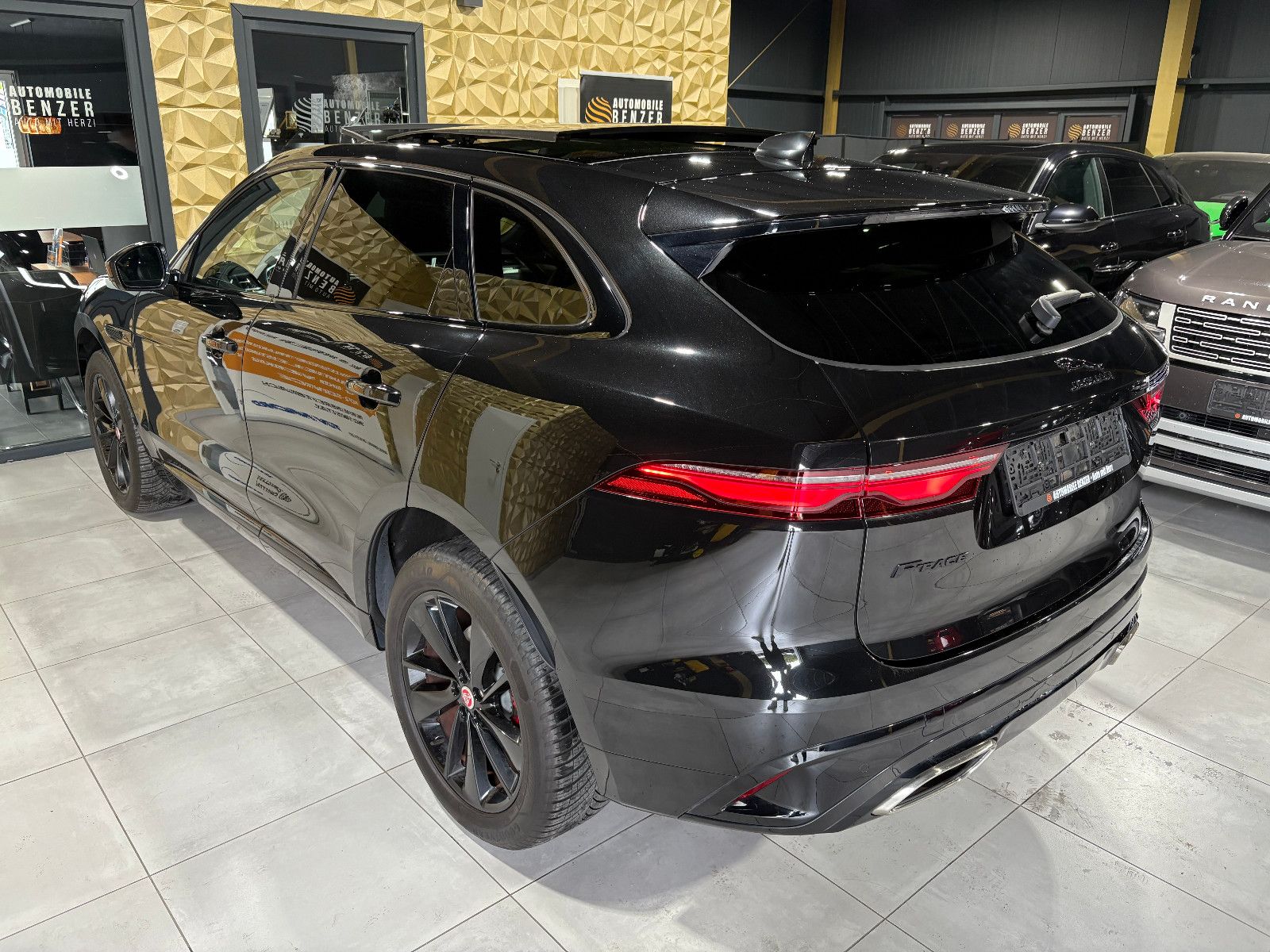 Fahrzeugabbildung Jaguar F-PACE R-Dynamic SE AWD/D300/PANO/APPLE/MEMORY/