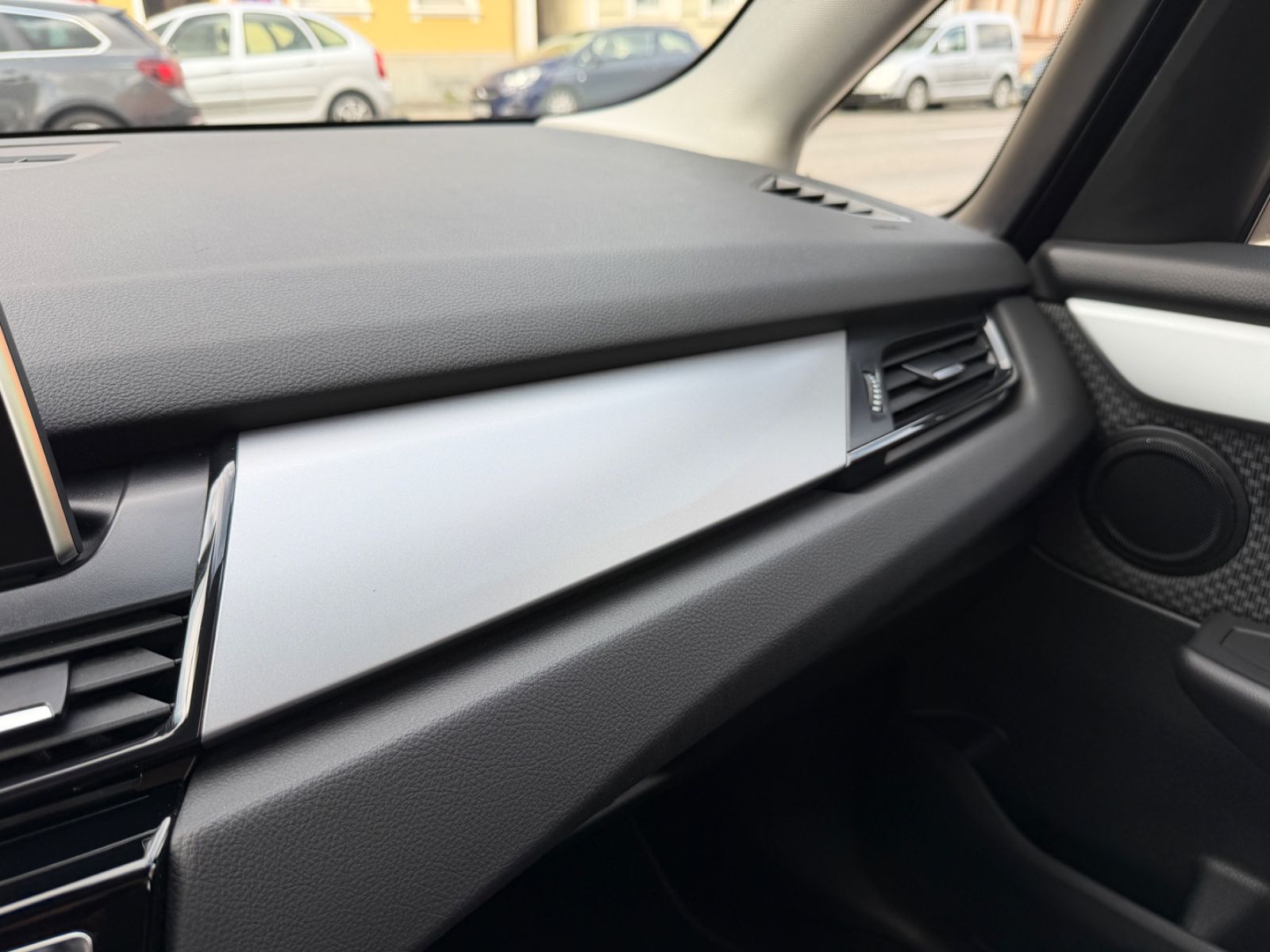 Fahrzeugabbildung BMW 220i Active Tourer NAVI AUTOMATIK LED 2-HAND