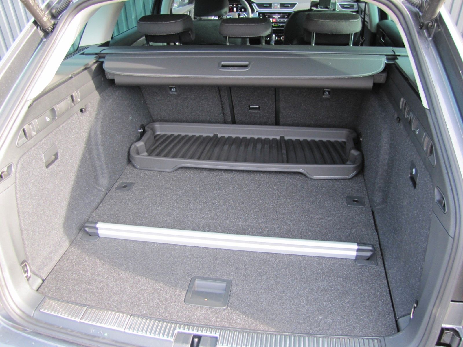 Fahrzeugabbildung SKODA Superb Combi Style 2.0l TDI 150PS DSG LED, NAVI