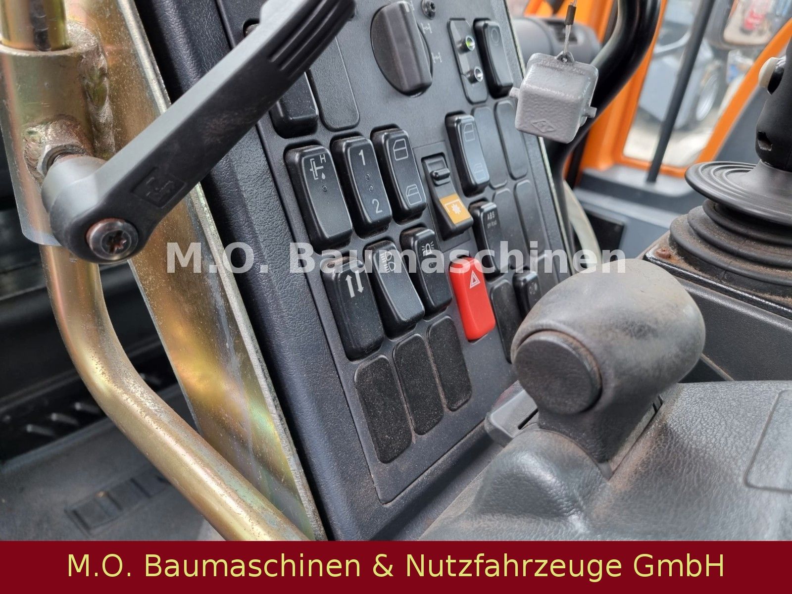 Fahrzeugabbildung Unimog U 300 Plus / Mulag  / Mähgerät / Schere / Bürste