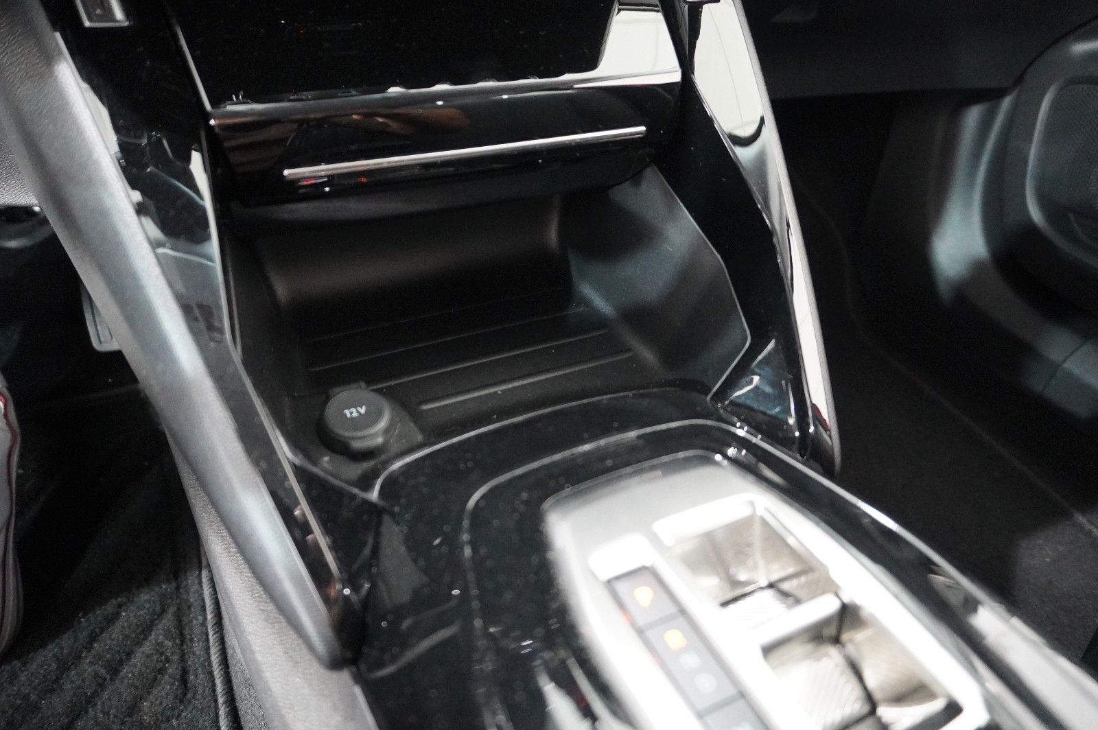 Fahrzeugabbildung Peugeot 2008 1.2T ALLURE AT NAVI/LED/KAMERA/SHZ/VIRT.