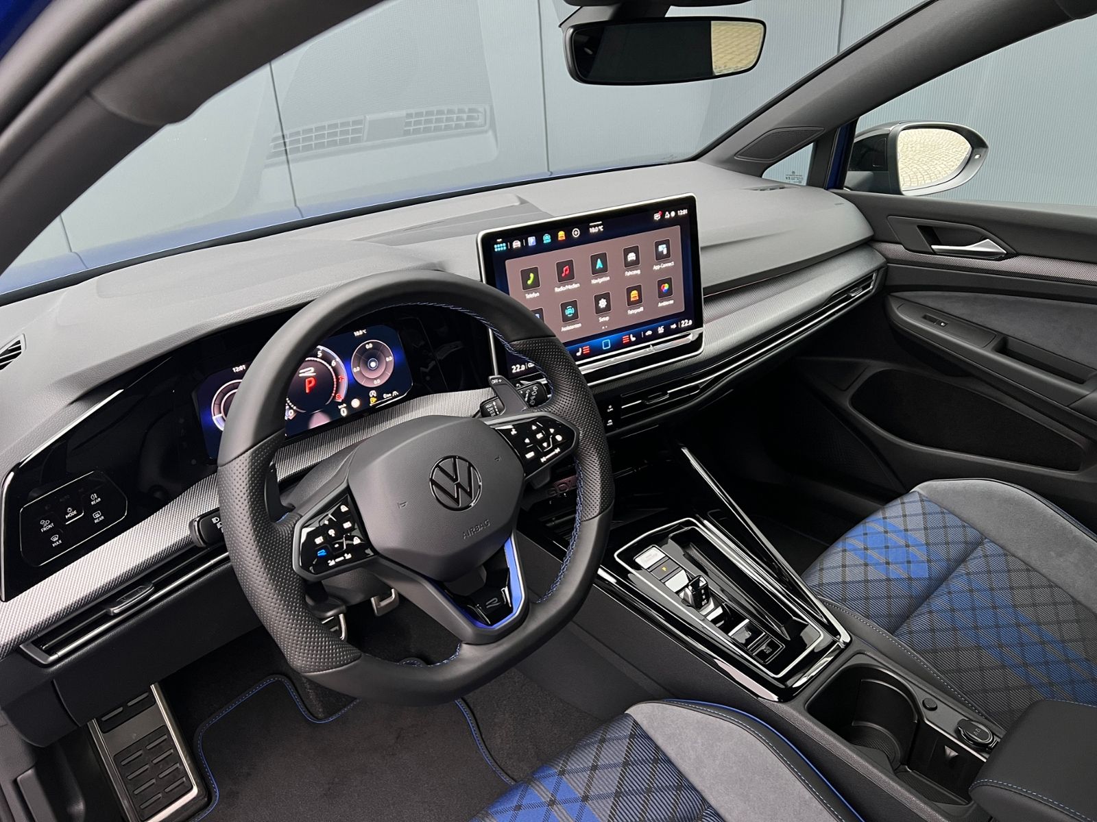 Fahrzeugabbildung Volkswagen Golf VIII R 2.0 TSI DSG 4MOTION *IQ.Light, Black