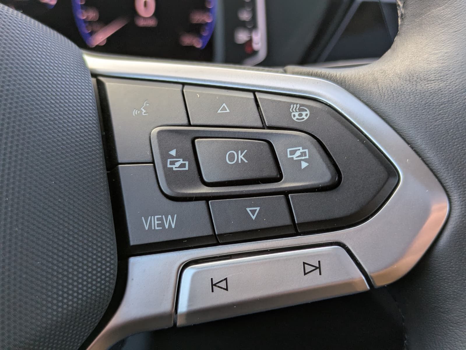 Fahrzeugabbildung Volkswagen Touran 2.0 DSG R-Line High. Pano 7-Si IQ.Dri AHK