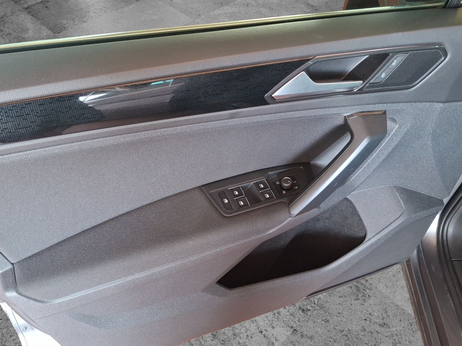 Fahrzeugabbildung Volkswagen Tiguan TDI Sound 4M LED AHK Navi ACC PDC SHZ