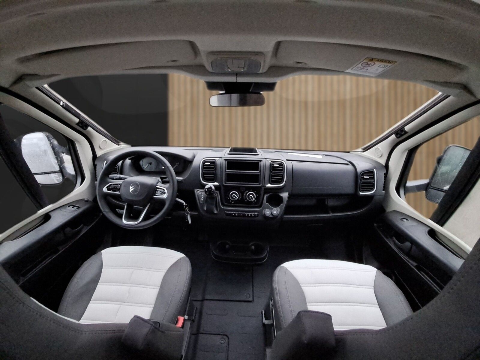 Fahrzeugabbildung Sunlight Adventure T 68C Automatik, Dörr Edition, TV