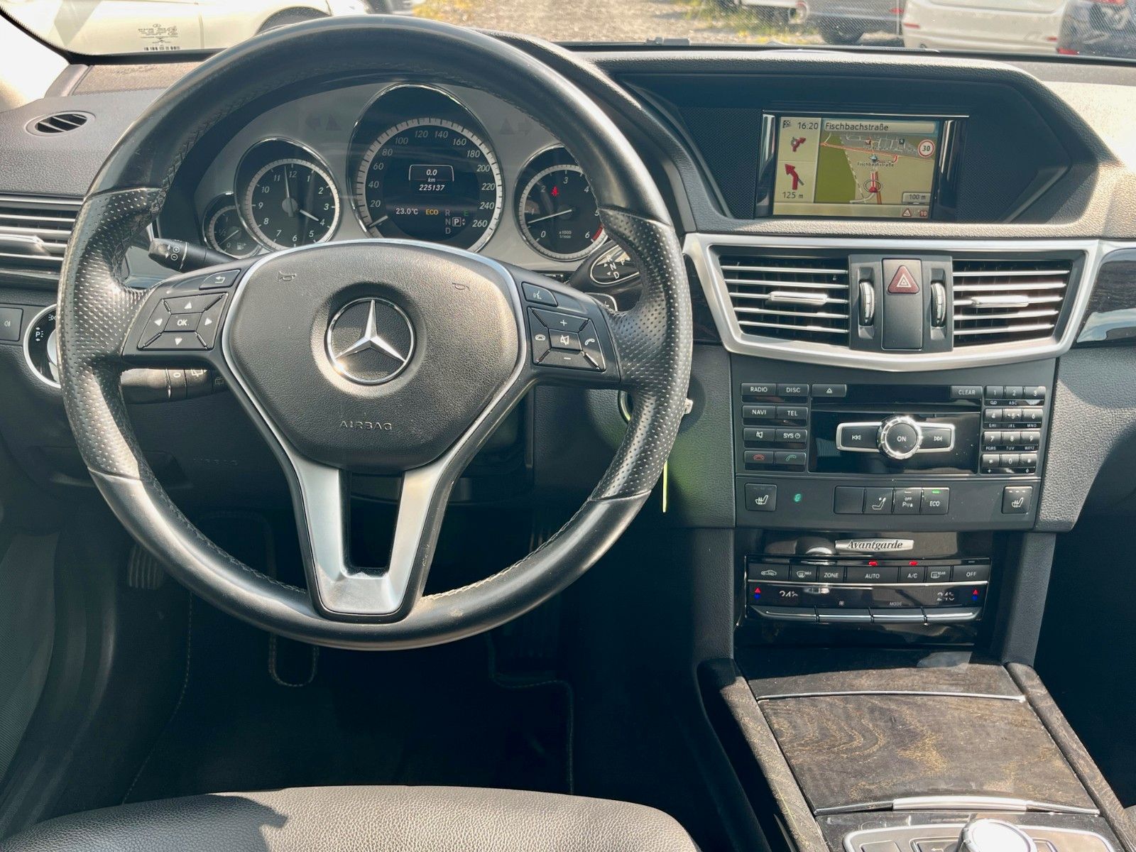Fahrzeugabbildung Mercedes-Benz E 300 CDI Aut. AVANTGARDE Navi Xenon Leder AHK