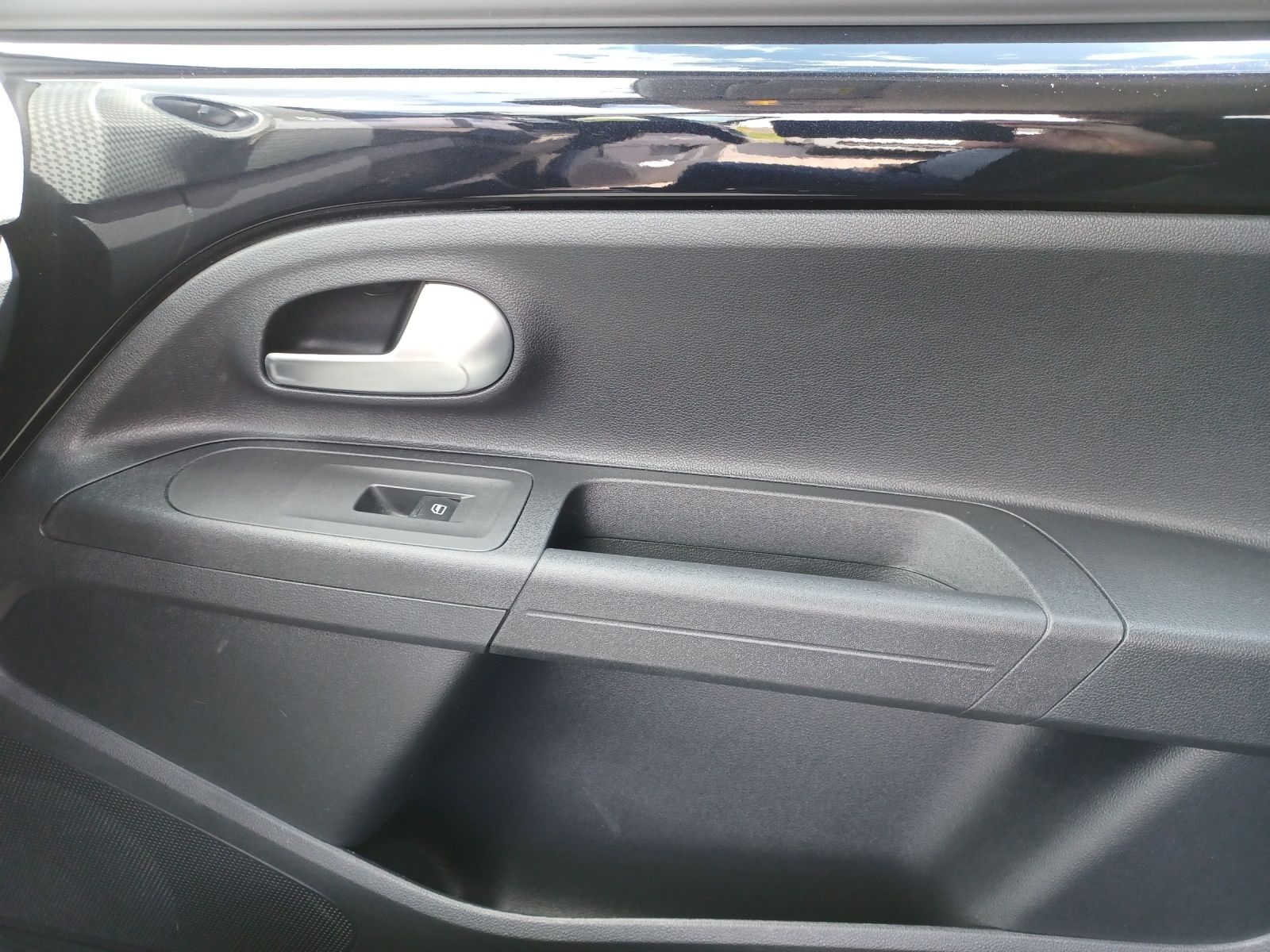Fahrzeugabbildung Volkswagen e-up! Style-Plus Climatronic DAB SH LM
