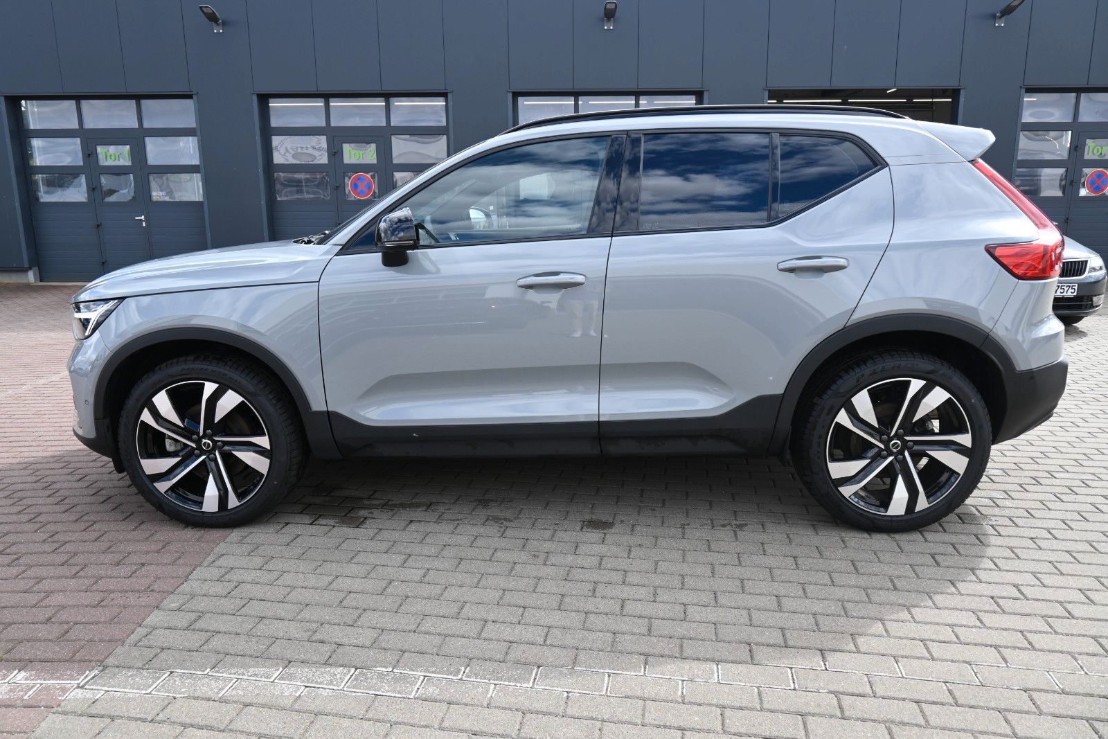 Fahrzeugabbildung Volvo XC40 B4 DKG Dark*PANO*STDHZG*360°*ACC*AHK*VOLL *