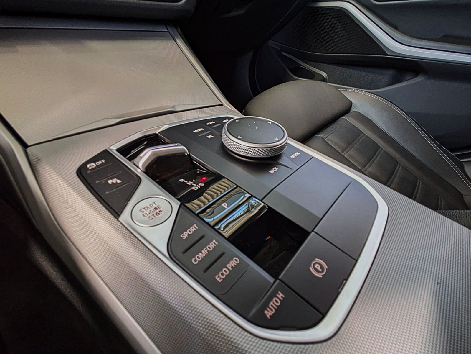 Fahrzeugabbildung BMW 320 d Touring AUT LEDER NAVI HUD LIVE COCKPIT