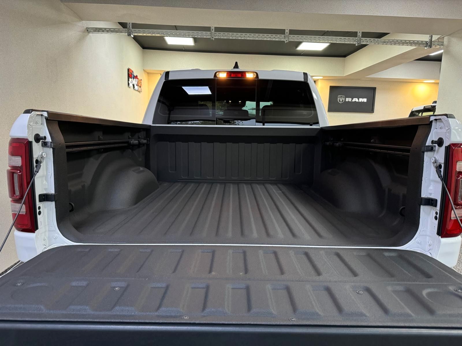 Fahrzeugabbildung Dodge LARAMIE CREW CAB SPORT  12" LUFTFEDER  HEMI 4x4