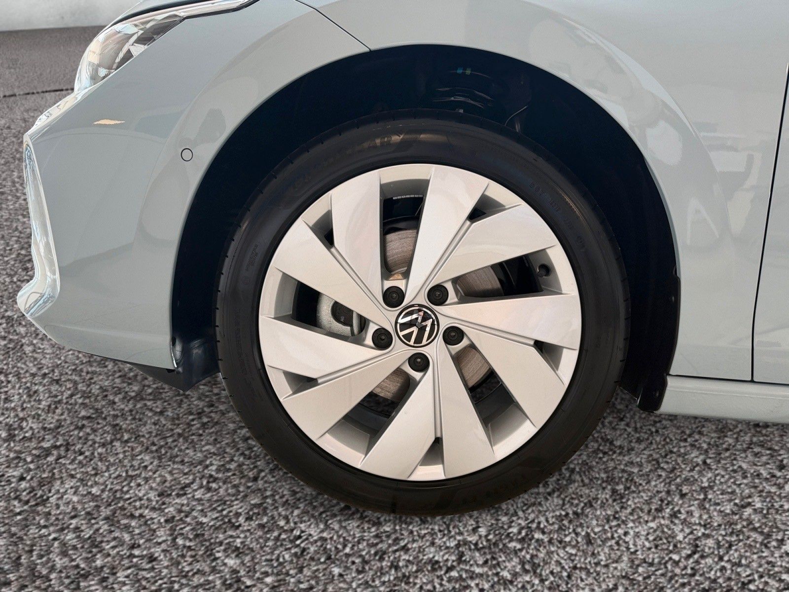 Fahrzeugabbildung Volkswagen Golf 1.5 eTSI DSG Energy Navi, AHZV, LED Plus