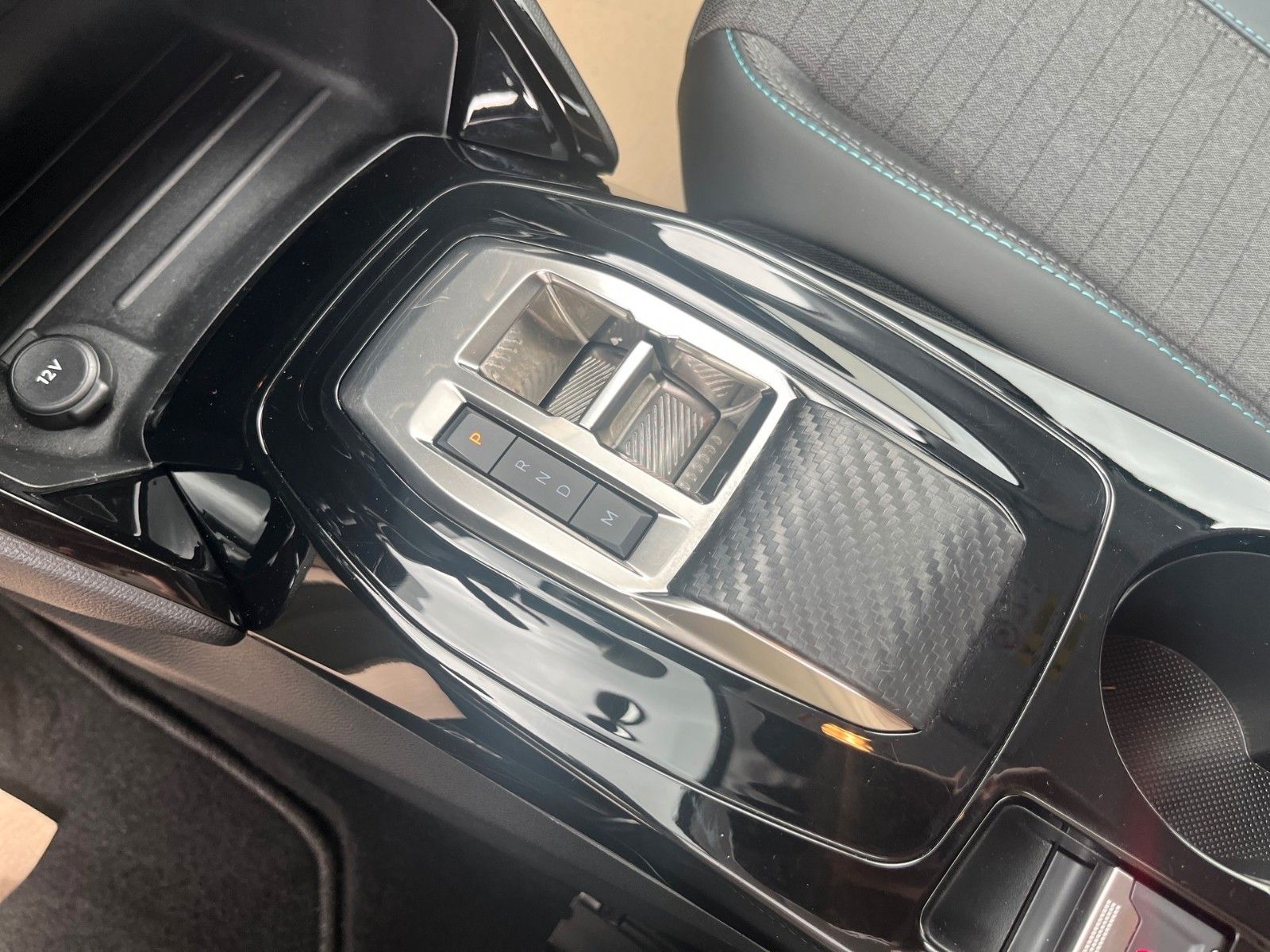 Peugeot 208 PureTech 100 EAT8 Allure – Bild 18