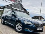 Skoda Superb Combi Ambition 4x4 *1.HAND*DSG*AHK*NAVI* - Skoda Superb mit Diesel-Antrieb: Blau, Kombi