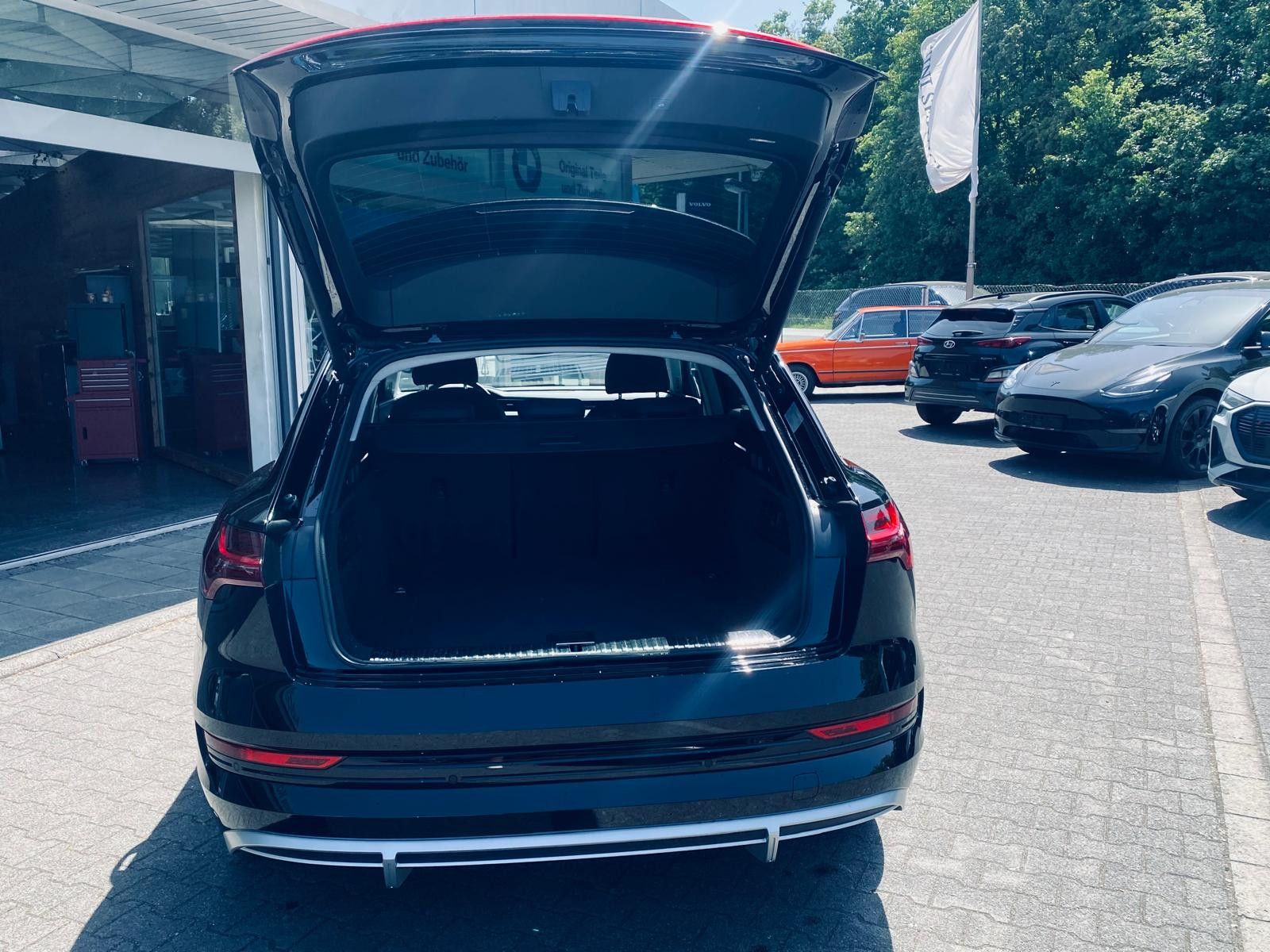 Fahrzeugabbildung Audi e-tron 55 Quat S LINE LUFT+LED+NAVI+SHZ+KAM+B&O+