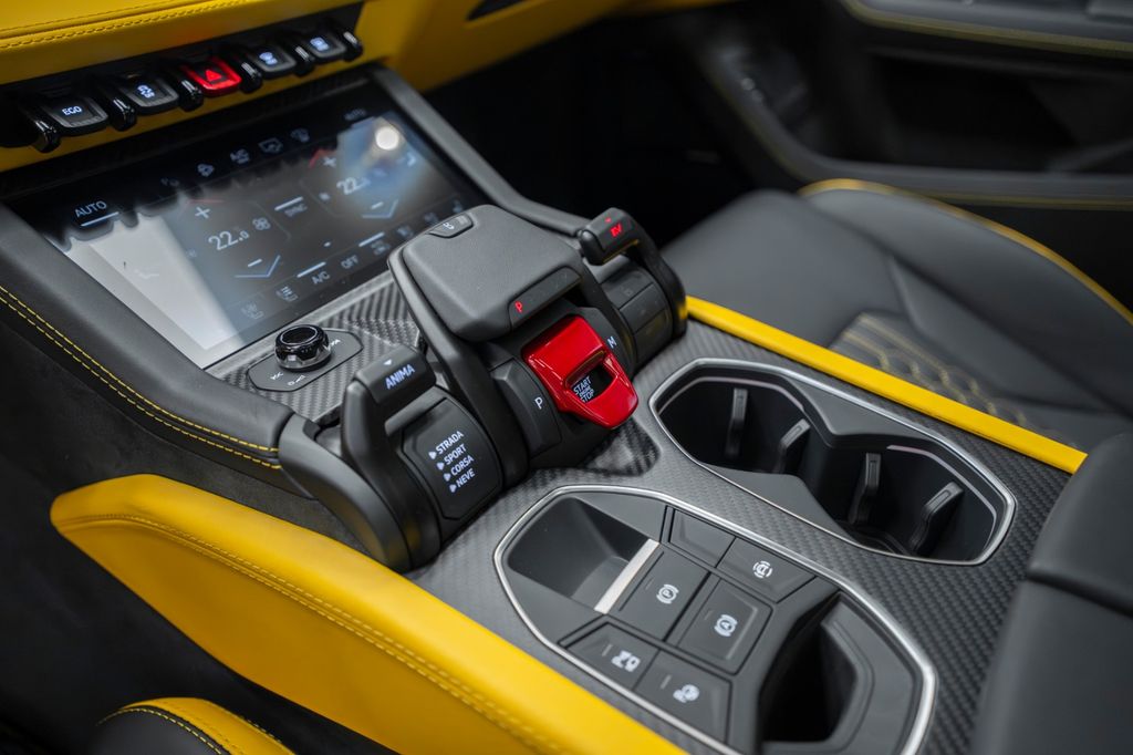Urus 4.0 V8 SE 2026 BLACK/YELLOW AKRAPOVIC CARBO - Bild 25