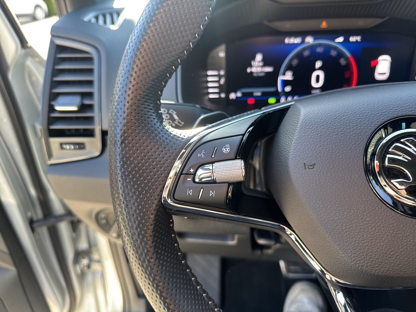 Karoq 2.0 TSI Sportline, AHK, Amundsen, ACC, Rea